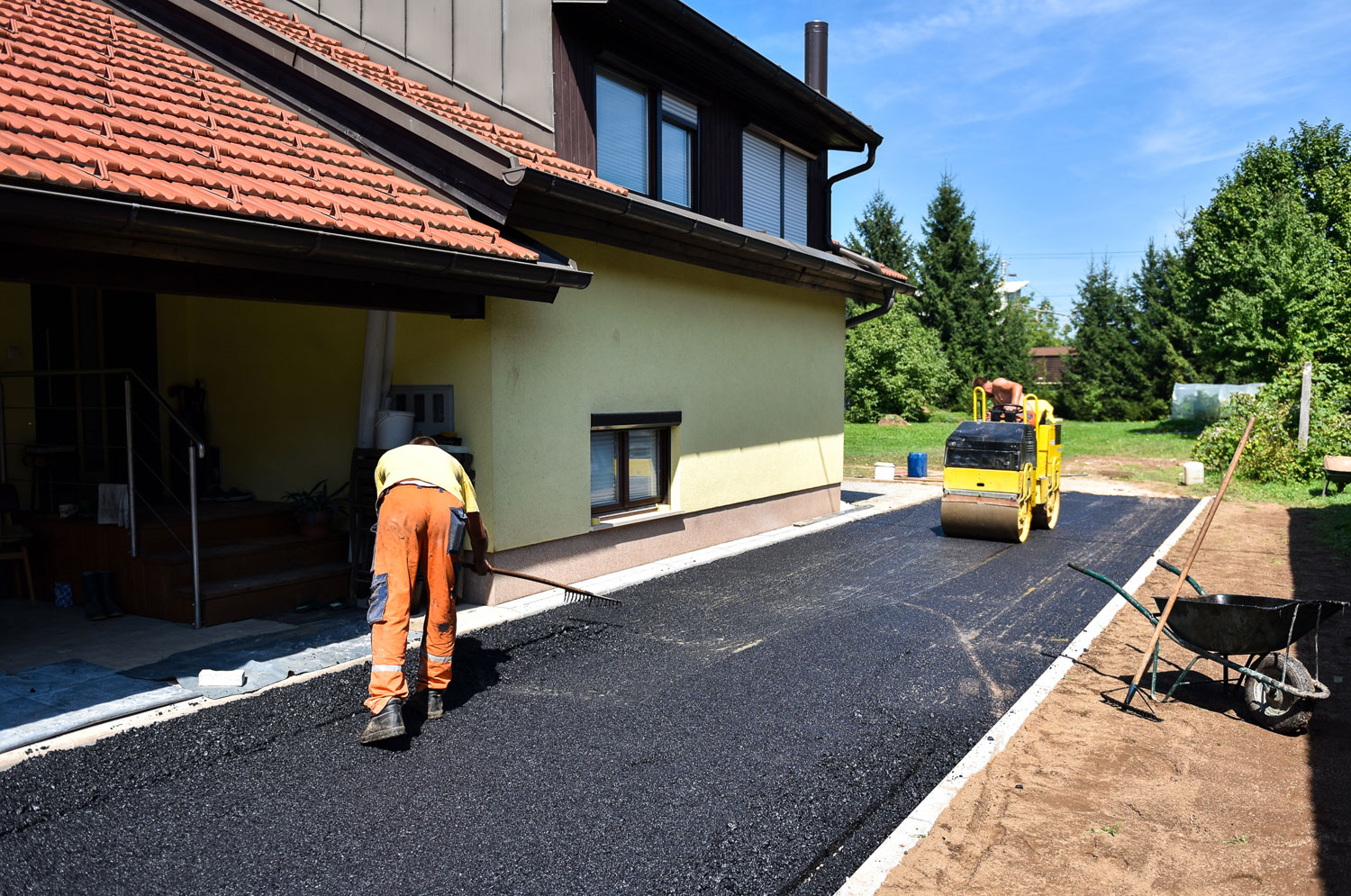 Tarmaccing drive-service-03